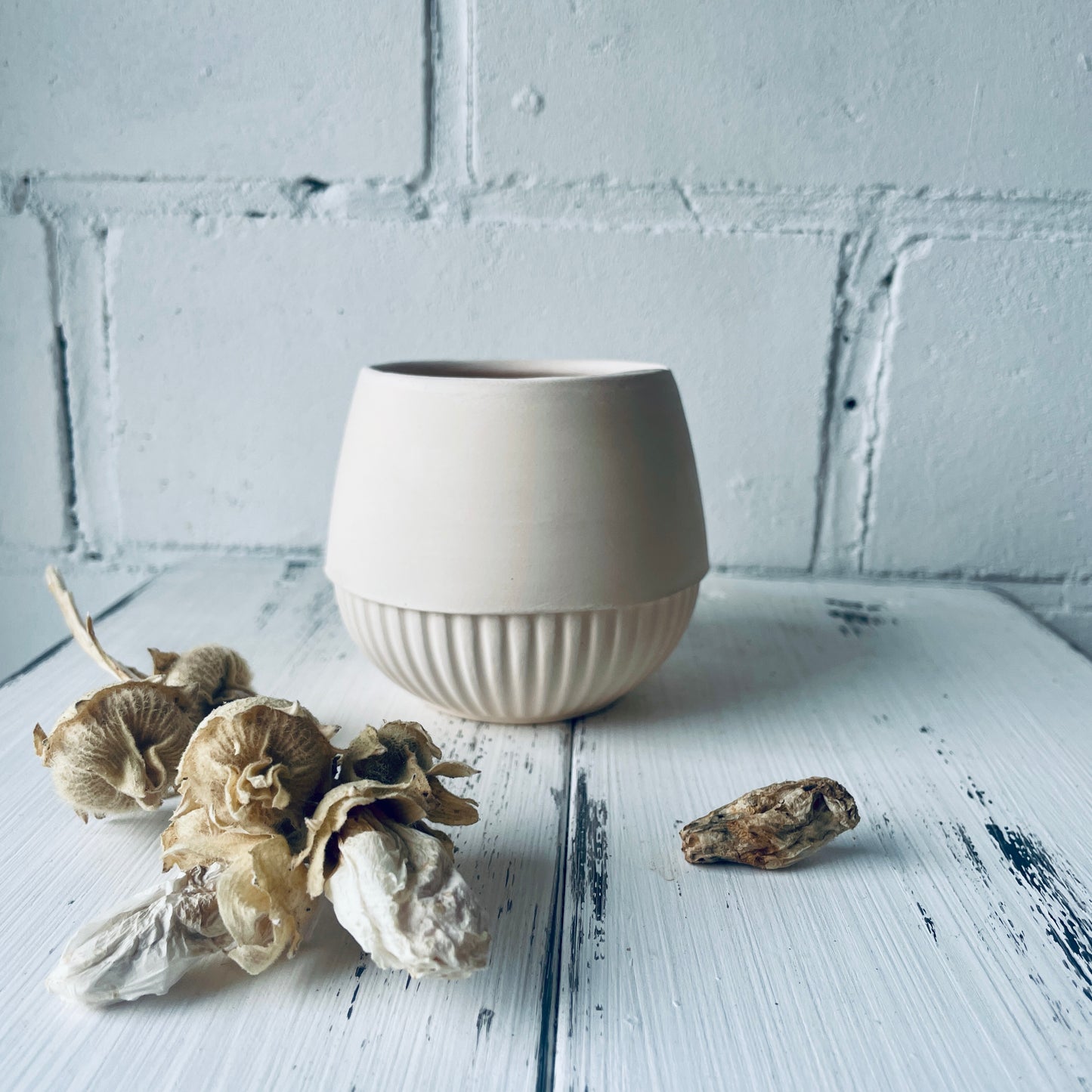 Kleiner weißer Becher mit Strukturmuster — ca. 250 ml