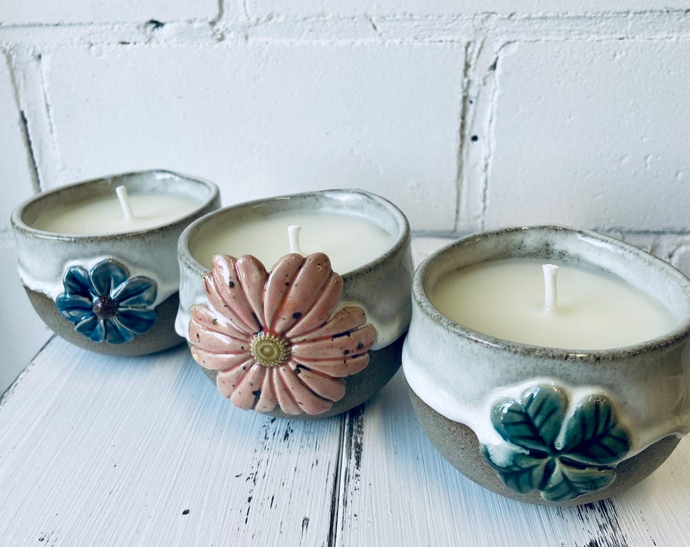 Handgemachte Kerze in Keramiktasse mit Blüten-Relief, Steinzeugkeramik, Bienenwachskerze